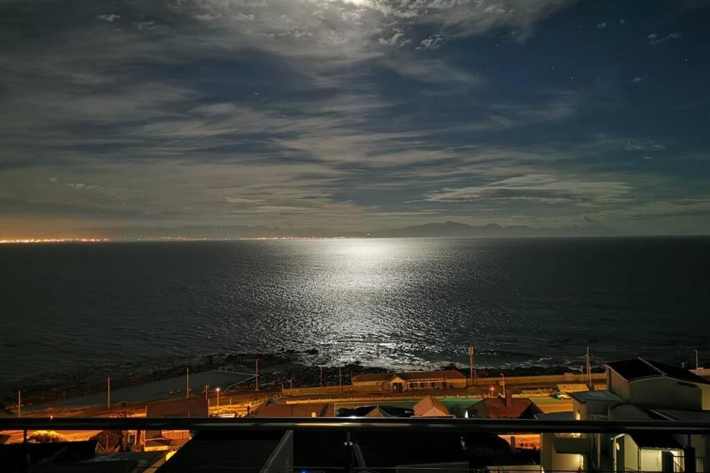 Relax,Revive,Reset & Enjoy The Sounds Of The Sea! Apartment Cape Town Bagian luar foto